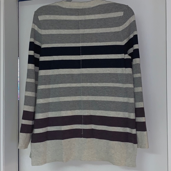 Sweater ,stitching that goes up front middle&back - Picture 7 of 9